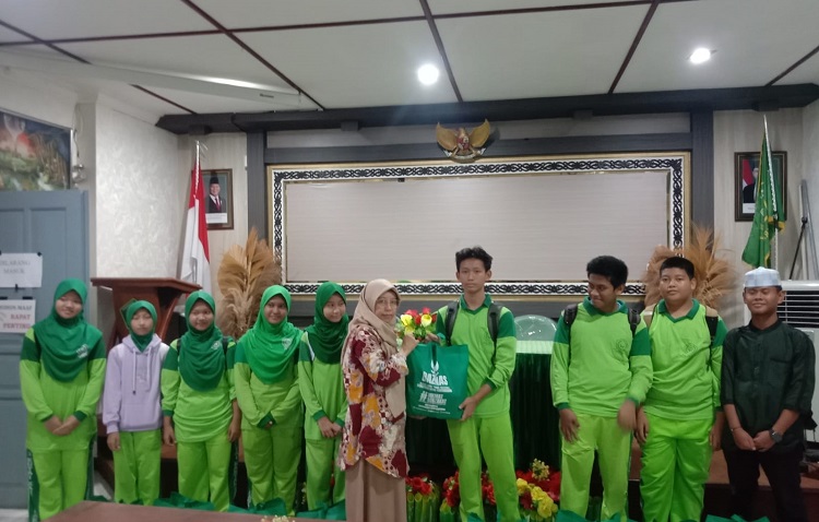 Salurkan Paket Sembako Kepada Siswa Penerima Manfaat, Asniah : Zakat memiliki Peran Strategis dan Instrumen Pemerataan Kesejahteraan.